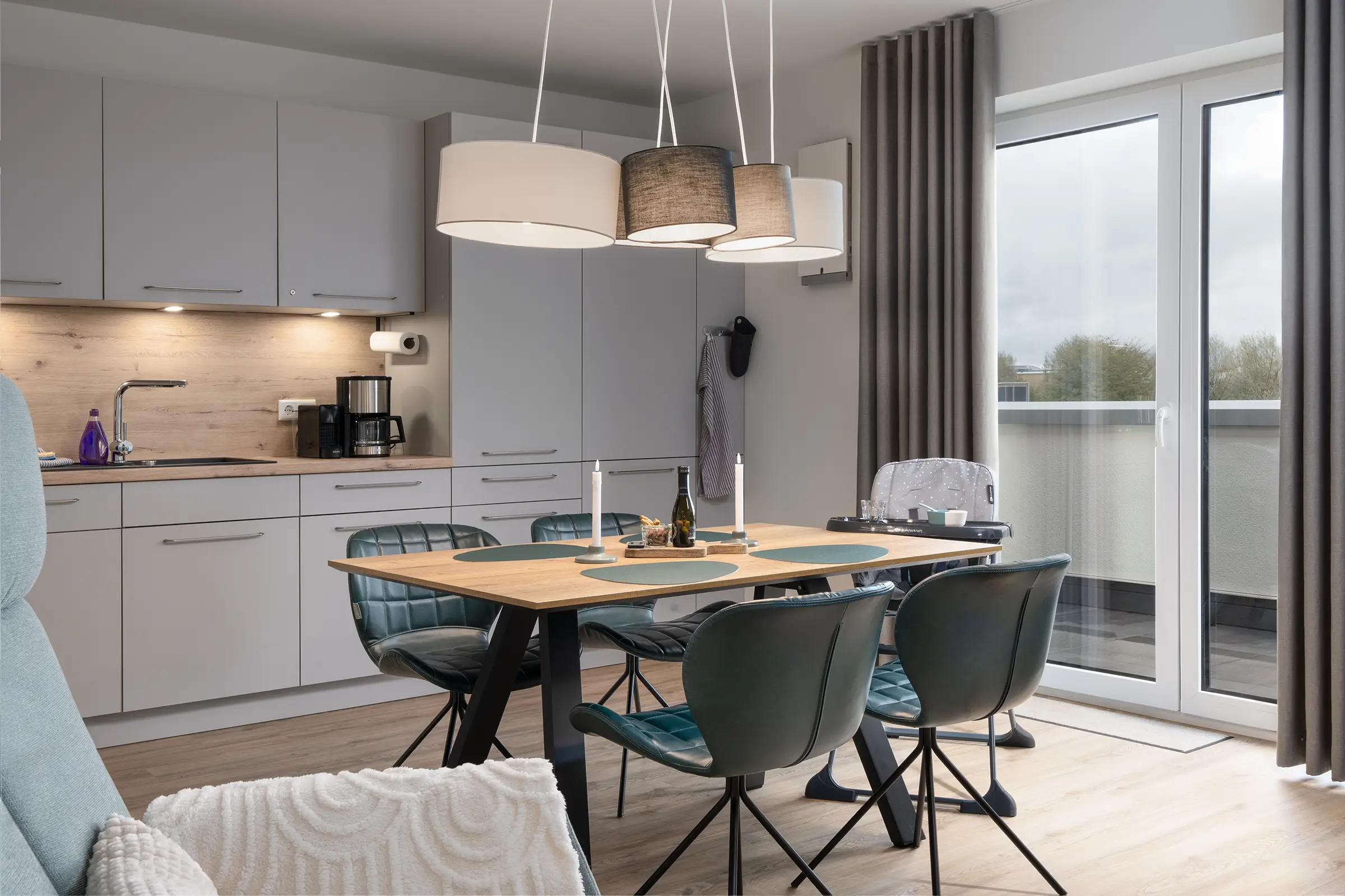 Esstisch mit Terrasse und Küche im Hintergrund