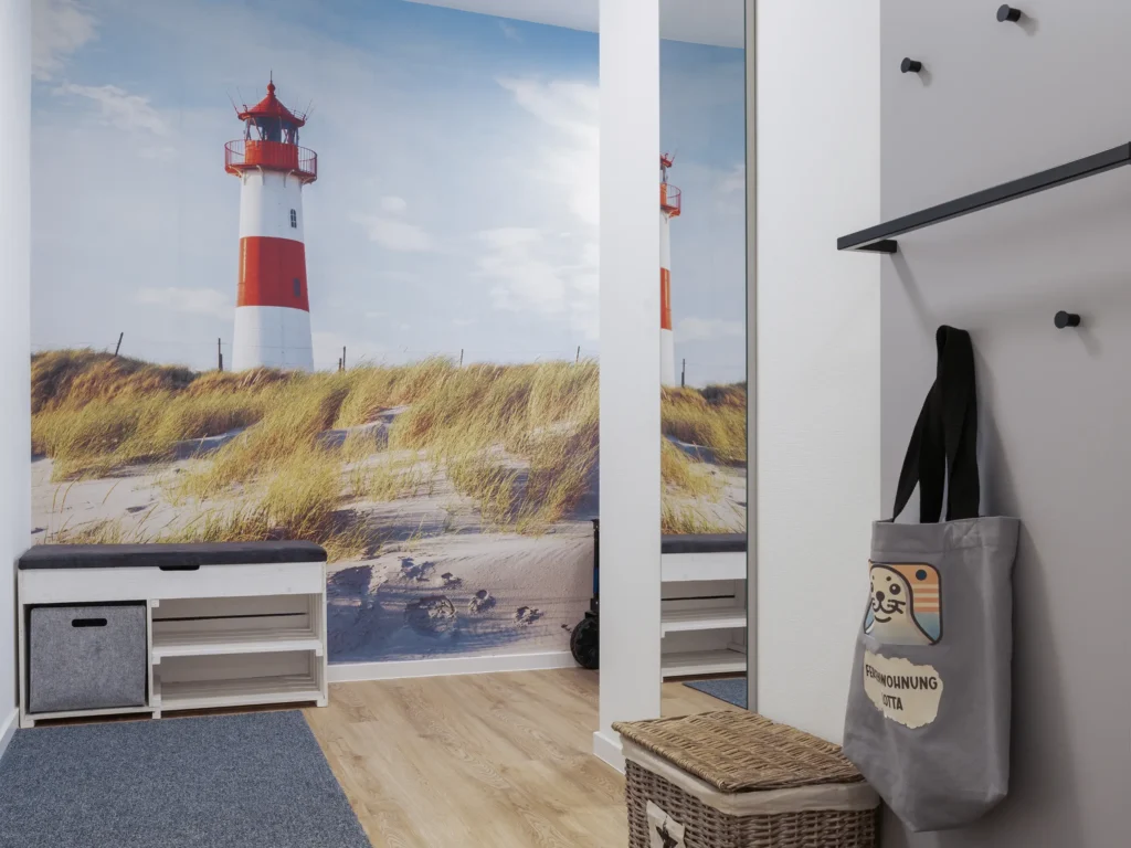 Stilvoller Eingangsbereich der Wohnung mit nordischer Motivtapete, Hocker und Garderobe