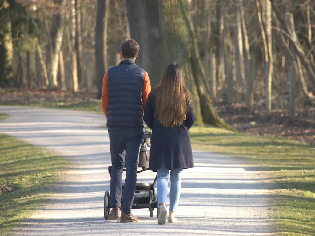 Paar bei einem Spaziergang im Grünen